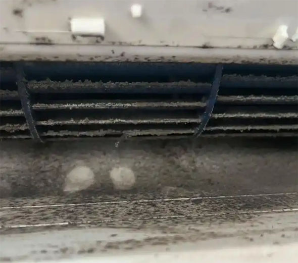 二七空调吹的风有股烧焦味是怎么回事